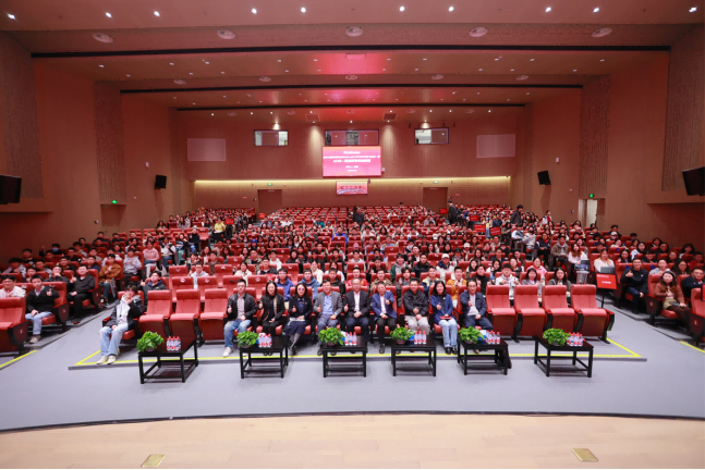 “南燕园号”列车出发：2025年度新闻巡礼